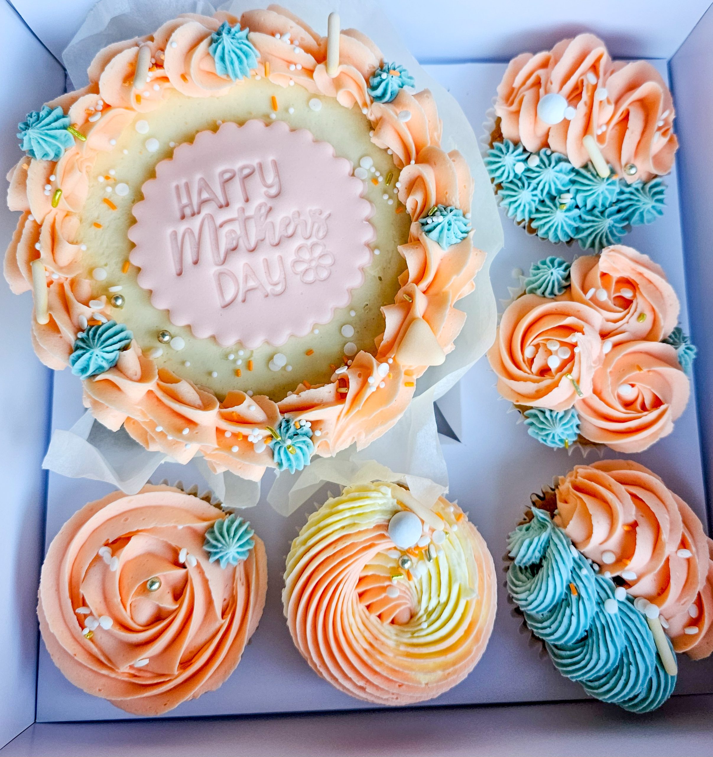 Mixed design cupcakes - Veronika's Bakery